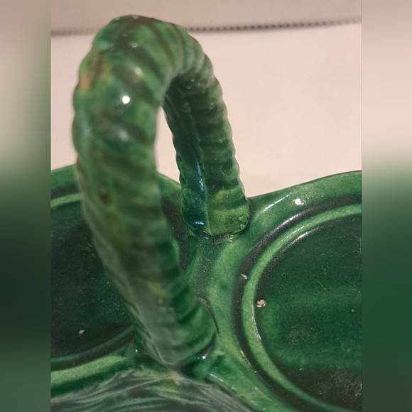 Vintage ceramic salt and pepper shaker set, tomatoes in a green basket. - Picture 5 of 9